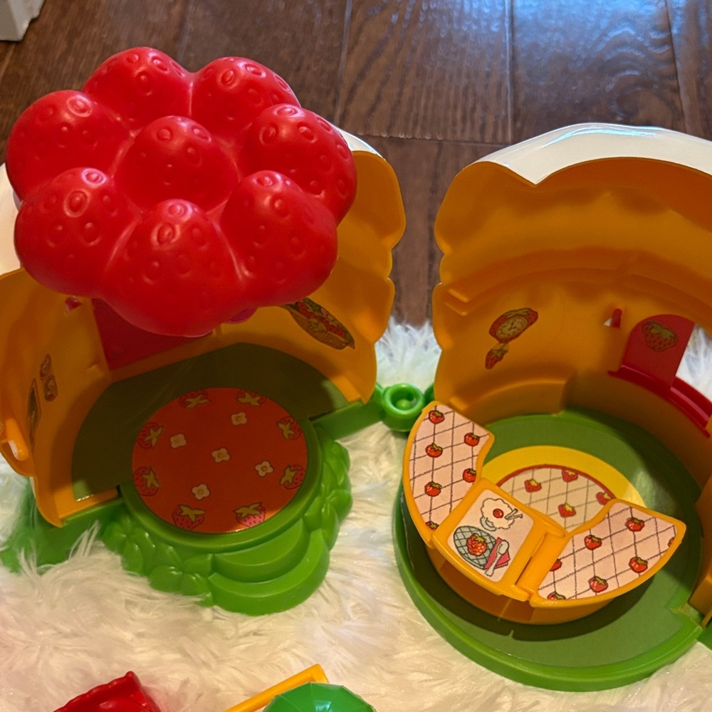 2 playsets. Strawberry shortcake. Raspberry’s soda shop. Strawberry’s house. - Picture 3 of 7